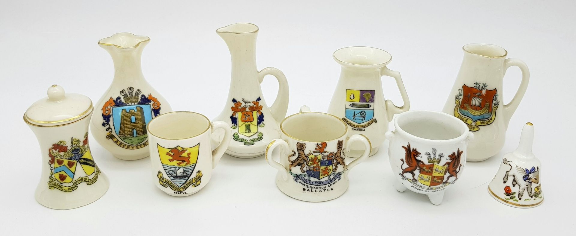 A large mixed collection of decorative ceramic crested ware items. - Image 10 of 33