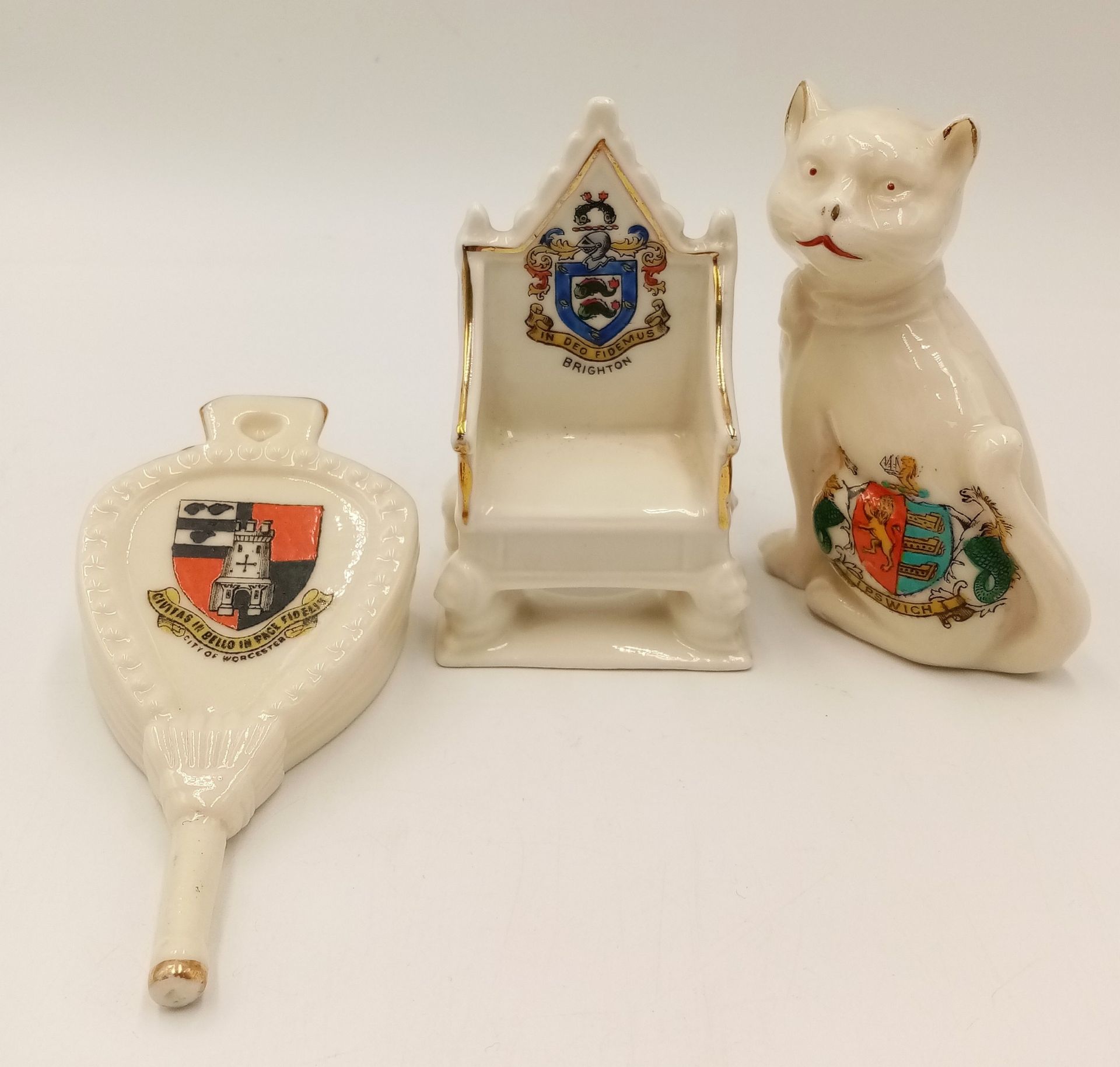 A large mixed collection of decorative ceramic crested ware items. - Image 28 of 33