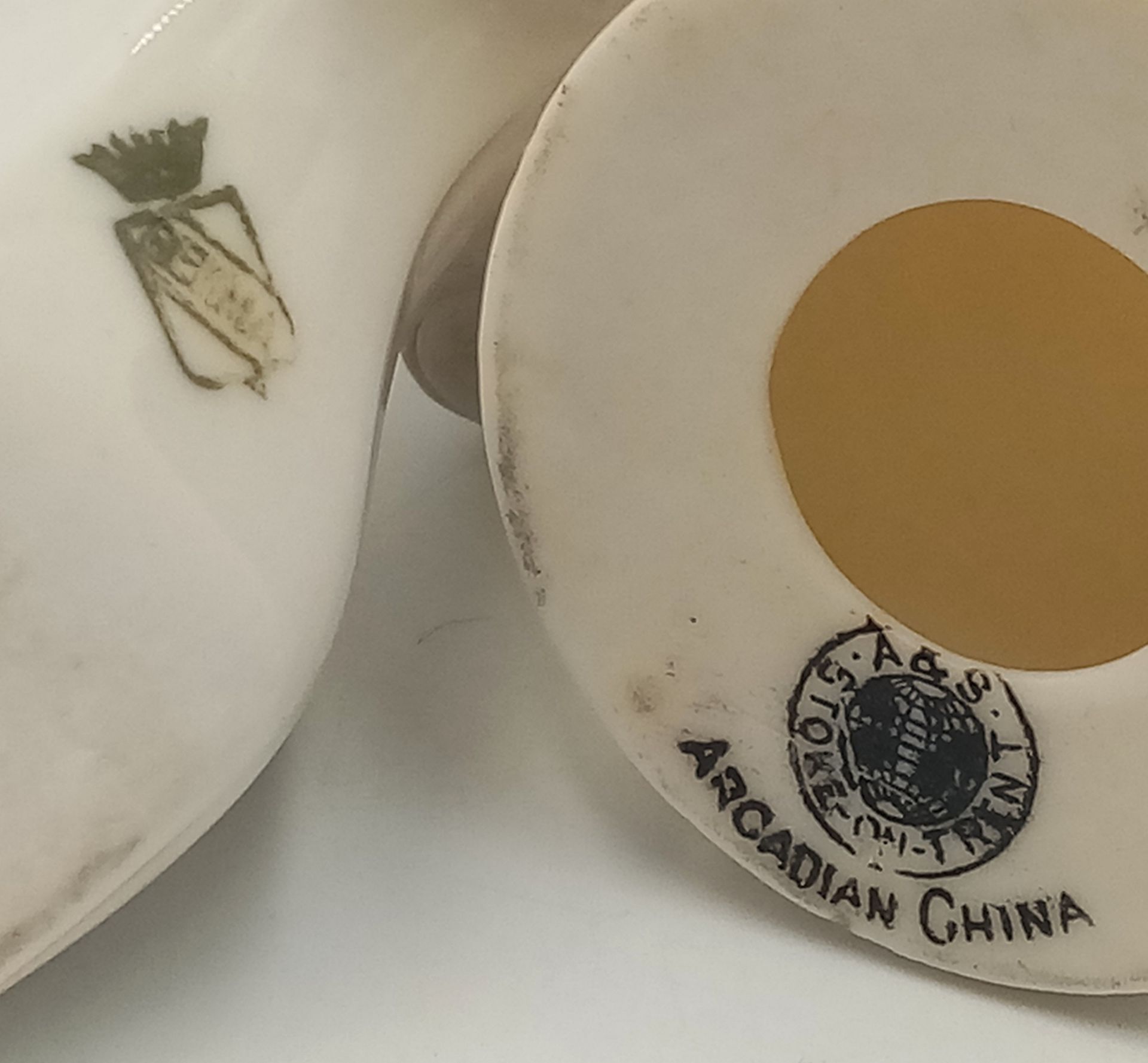 A large mixed collection of decorative ceramic crested ware items. - Image 33 of 33