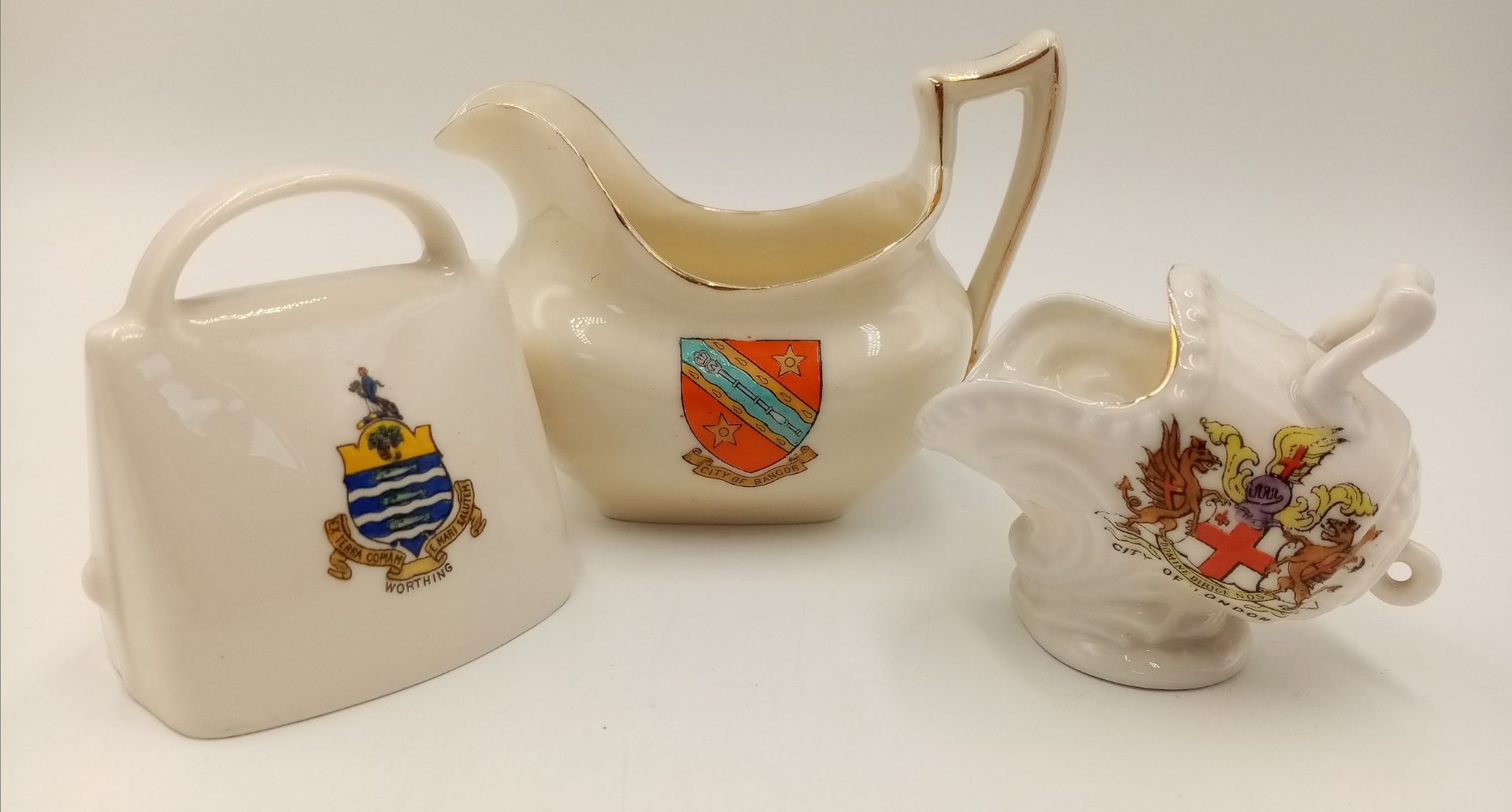 A large mixed collection of decorative ceramic crested ware items. - Image 4 of 33