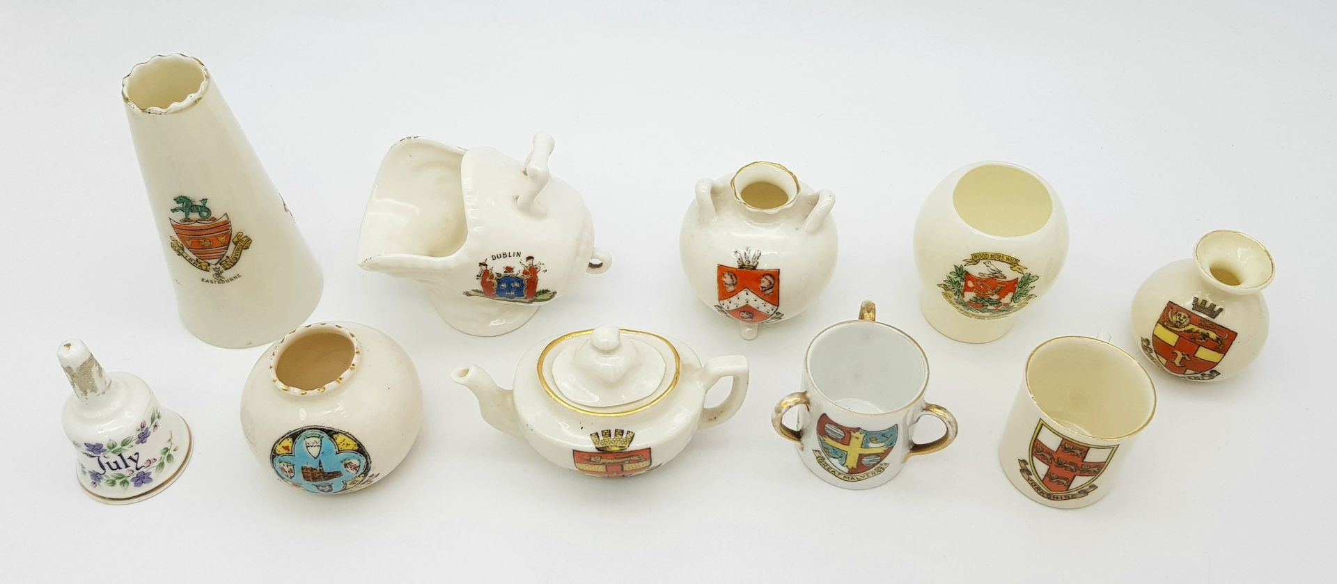 A large mixed collection of decorative ceramic crested ware items. - Image 20 of 33