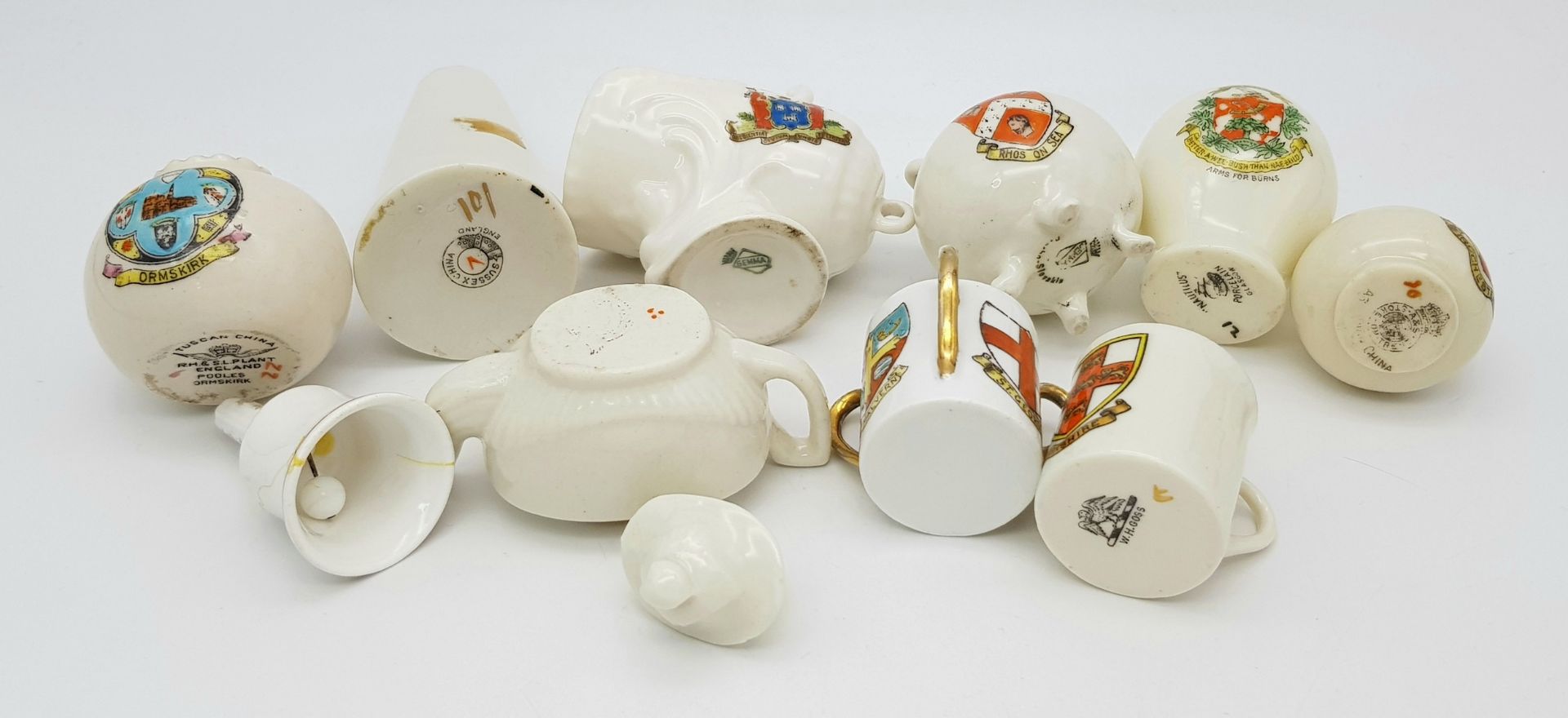 A large mixed collection of decorative ceramic crested ware items. - Image 24 of 33