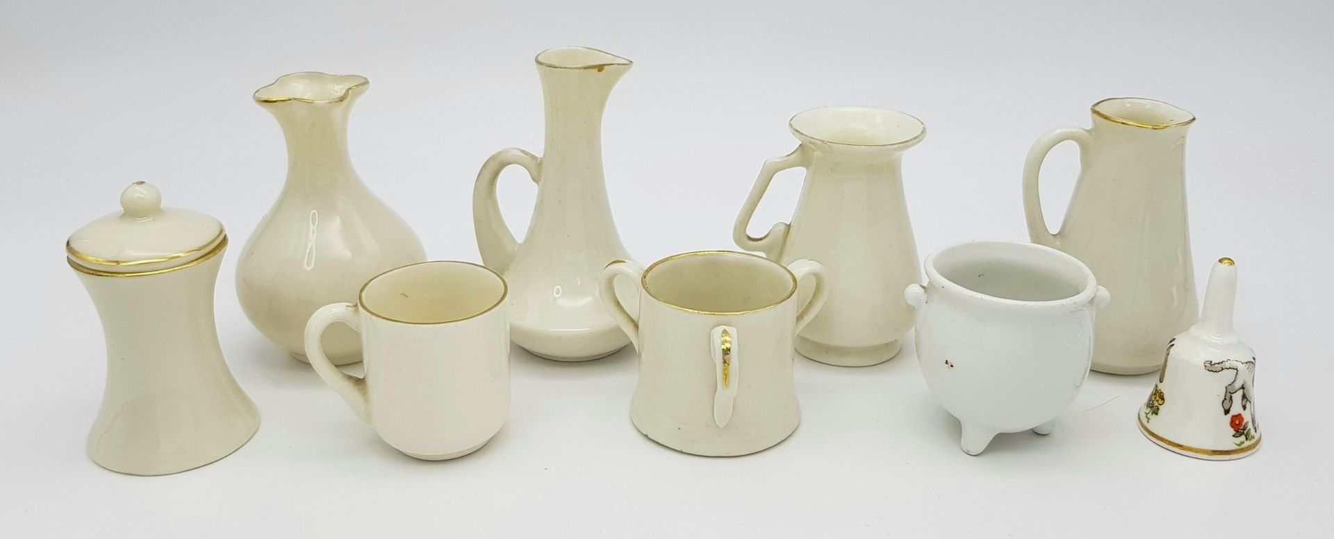 A large mixed collection of decorative ceramic crested ware items. - Image 14 of 33