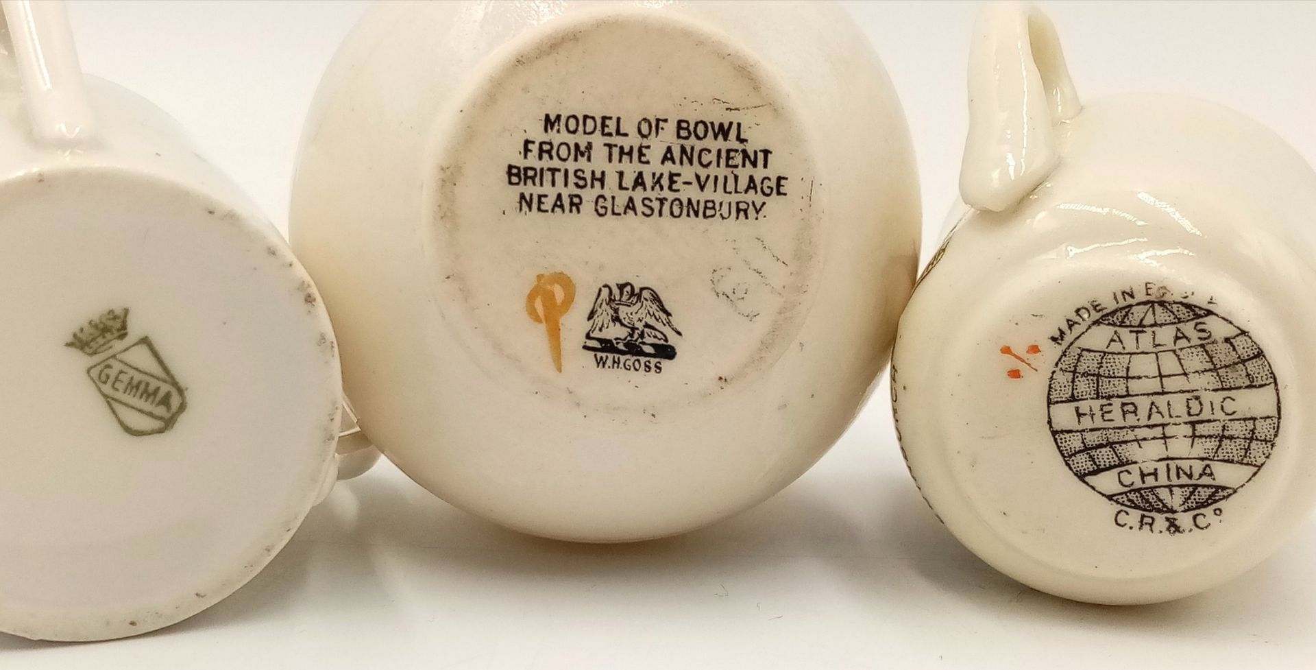 A large mixed collection of decorative ceramic crested ware items. - Image 9 of 33