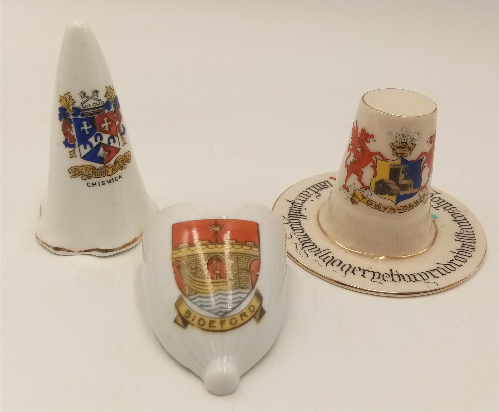 A large mixed collection of decorative ceramic crested ware items. - Image 30 of 33