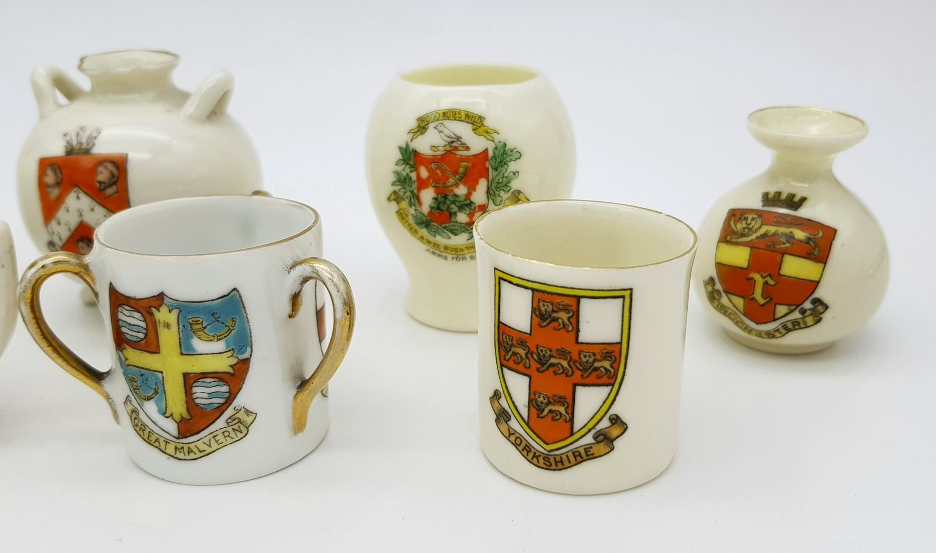 A large mixed collection of decorative ceramic crested ware items. - Image 21 of 33