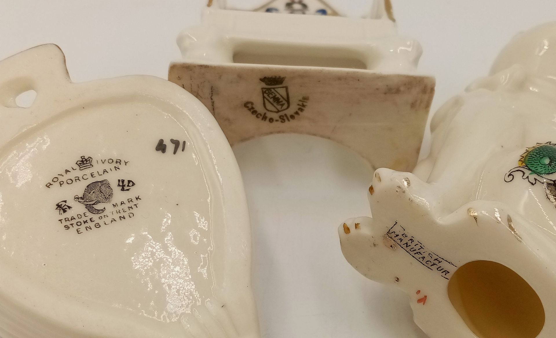 A large mixed collection of decorative ceramic crested ware items. - Image 31 of 33