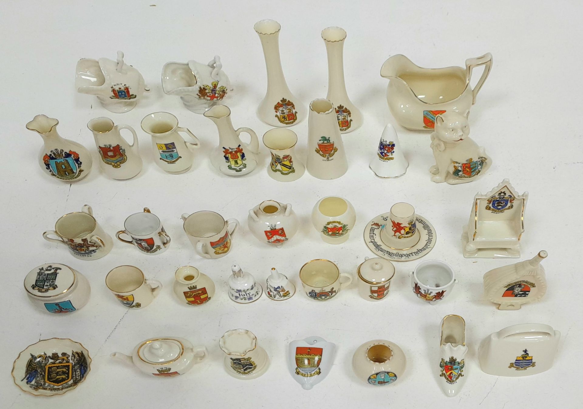 A large mixed collection of decorative ceramic crested ware items. - Image 2 of 33