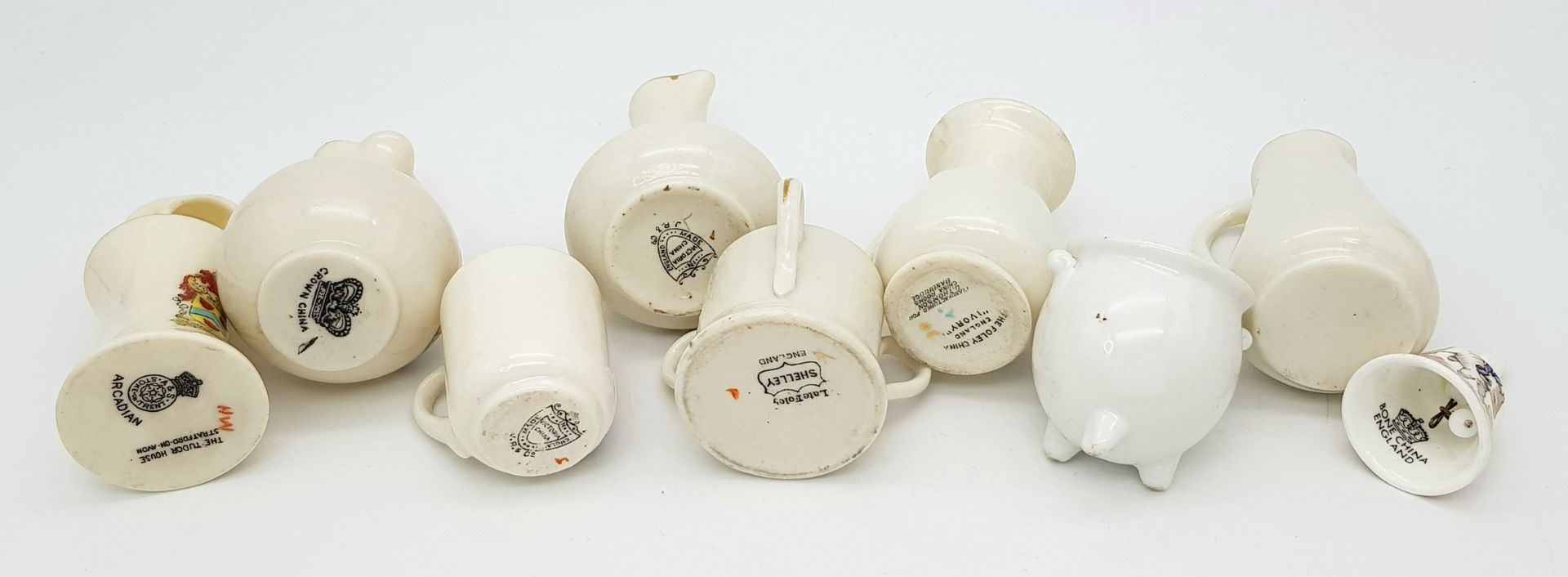 A large mixed collection of decorative ceramic crested ware items. - Image 16 of 33
