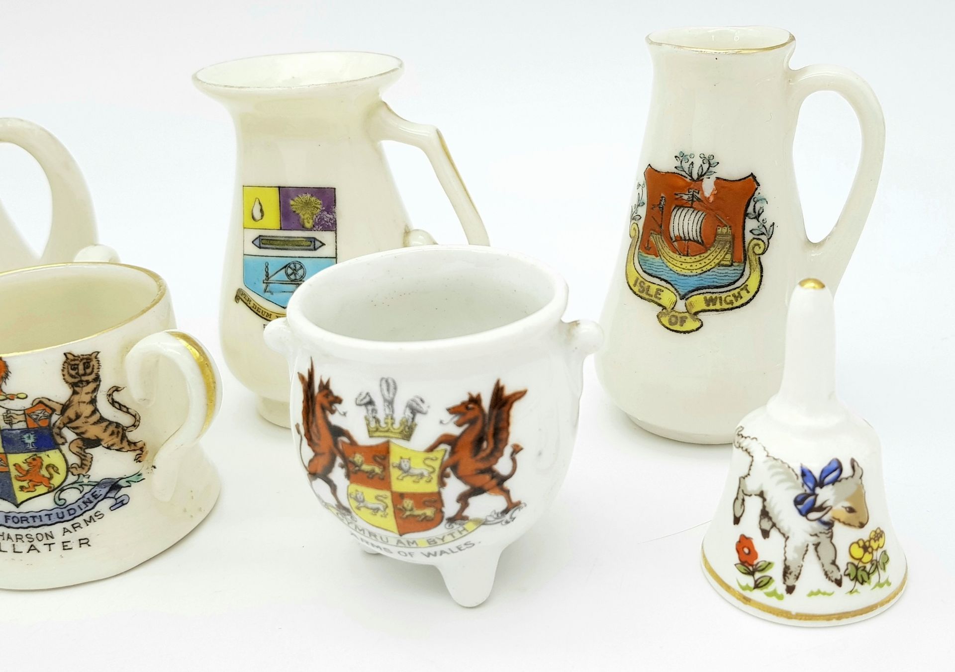 A large mixed collection of decorative ceramic crested ware items. - Image 11 of 33