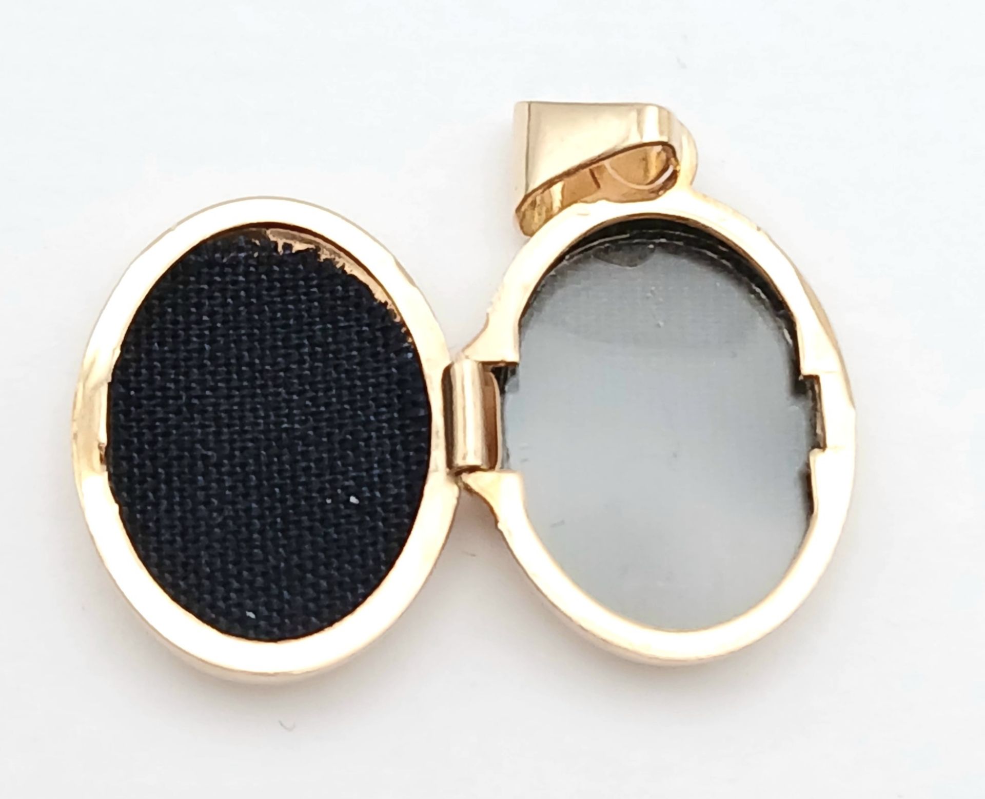 Dainty 9 CARAT GOLD LOCKET pendant . Unusual Fully hallmarked tiny Locket . Finished in YELLOW - Image 3 of 5