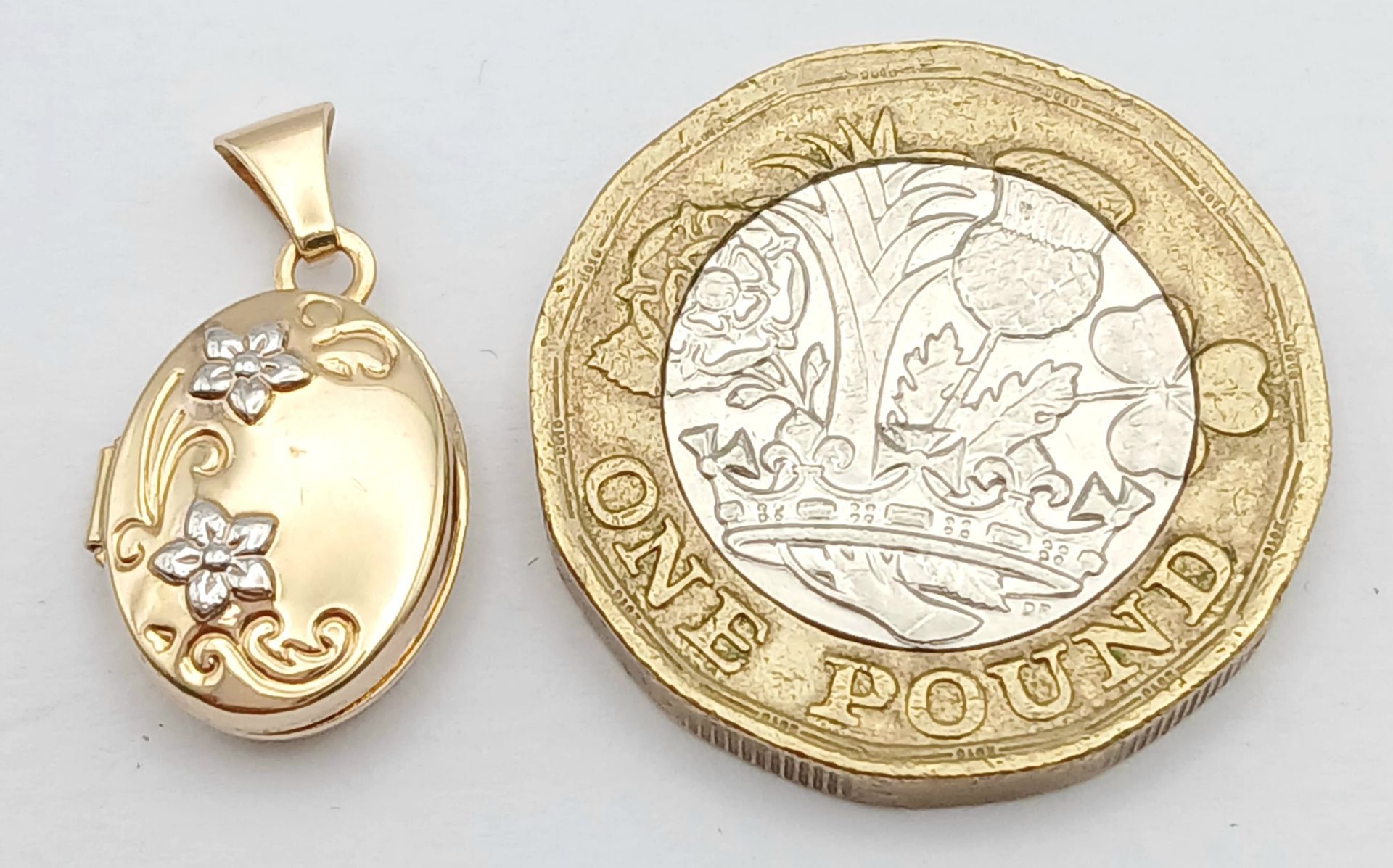 Dainty 9 CARAT GOLD LOCKET pendant . Unusual Fully hallmarked tiny Locket . Finished in YELLOW - Image 4 of 5