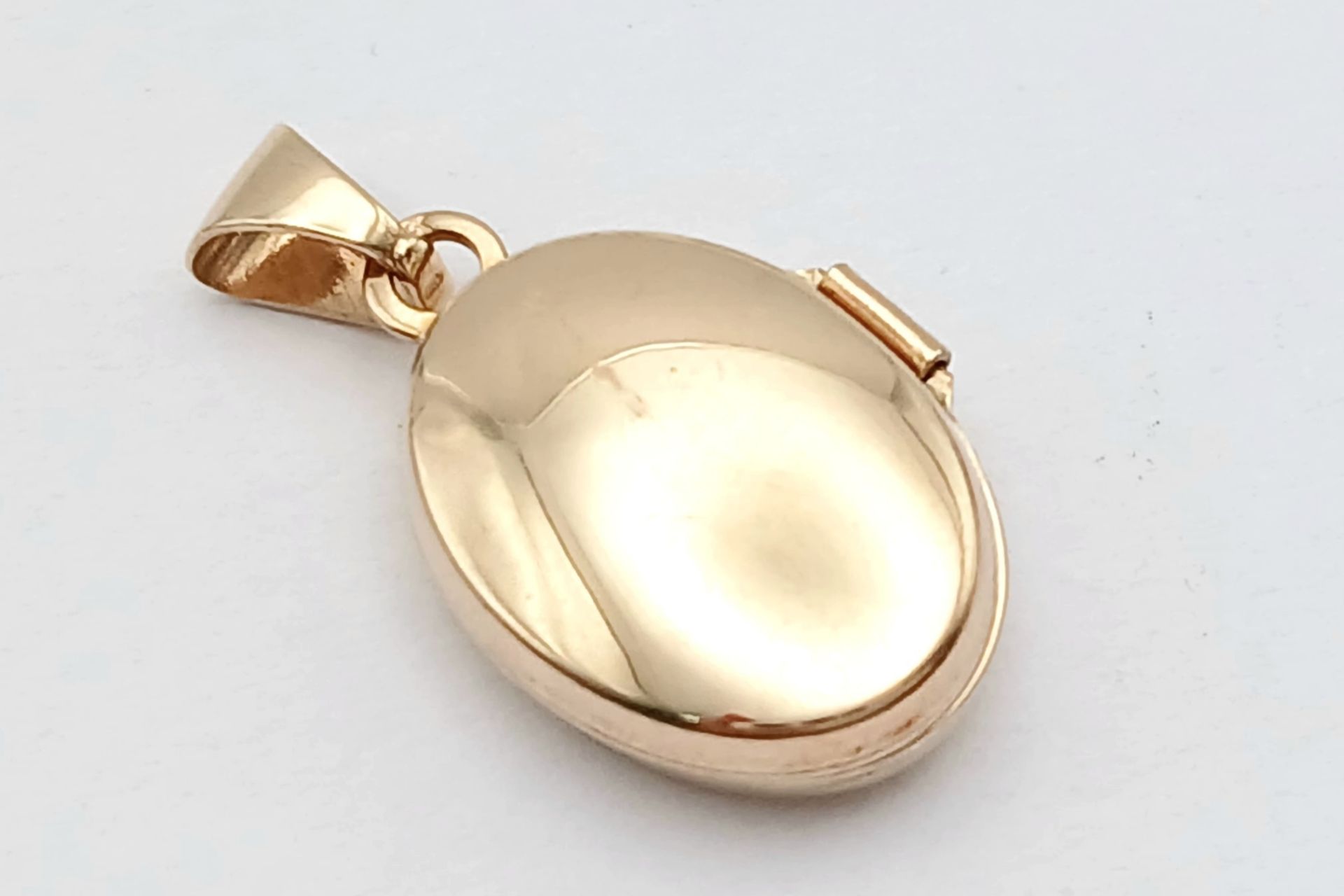 Dainty 9 CARAT GOLD LOCKET pendant . Unusual Fully hallmarked tiny Locket . Finished in YELLOW - Image 2 of 5