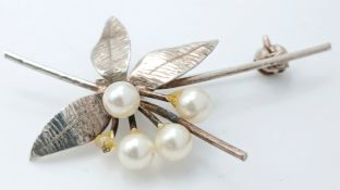 A Silver Leaf Brooch with Faux Pearl Berry Detail. Approx 4cm length. 1.78g.