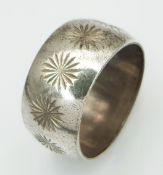 A vintage silver floral motif design band ring. Total weight 6.7G. Size N