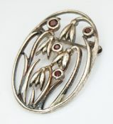 A lovely 925 silver Garnet floral design brooch. Total weight 5.5G. 3.5cm length