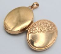 A 9K YELLOW GOLD, OVAL LOCKET PENDANT. 1.1. SC 2002