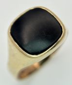 A Vintage 9K Yellow Gold Onyx Signet Ring. Size S 1/2. 4.8g.
