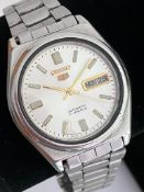 Vintage SEIKO 5 AUTOMATIC WRISTWATCH. Model 7009 - 843A. Keeps stopping. Will require attention.