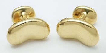 A PAIR OF TIFFANY AND CO, ELSA PERETTI, 18K YELLOW GOLD, BEAN CUFFLINKS. 23.8G. TAN 5005.