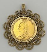 A VICTORIAN FULL SOVEREIGN DATED 1892 IN AN ELABORATE 9K GOLD PENDANT SETTING . TOTAL WEIGHT 13.