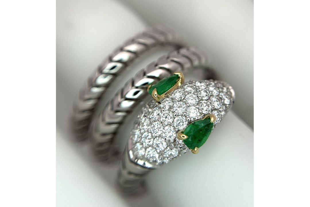 An 18K White Gold Diamond and Emerald Snake Ring. Emerald set eyes and round cut diamonds to the - Bild 4 aus 9