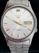 Gentleman’s Vintage SEIKO 5 AUTOMATIC WRISTWATCH. Day/Date Model 7009-3101. Finished in Stainless