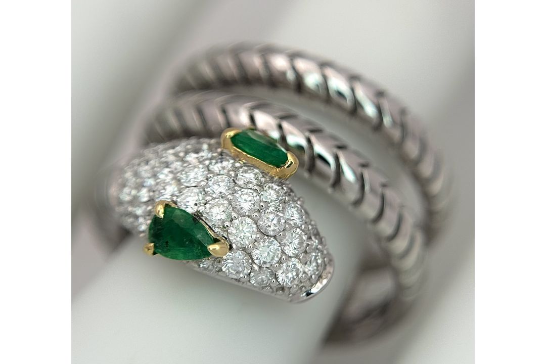 An 18K White Gold Diamond and Emerald Snake Ring. Emerald set eyes and round cut diamonds to the - Bild 3 aus 9