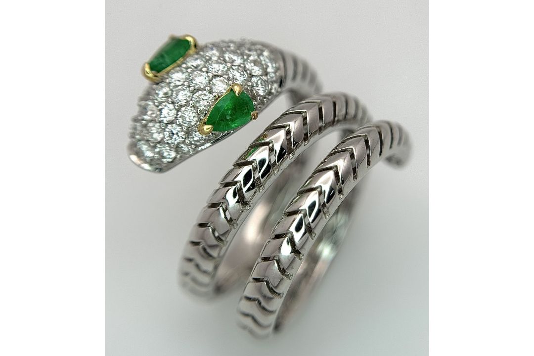 An 18K White Gold Diamond and Emerald Snake Ring. Emerald set eyes and round cut diamonds to the - Bild 1 aus 9