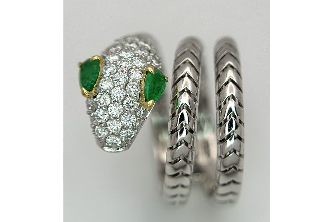 An 18K White Gold Diamond and Emerald Snake Ring. Emerald set eyes and round cut diamonds to the - Bild 6 aus 9
