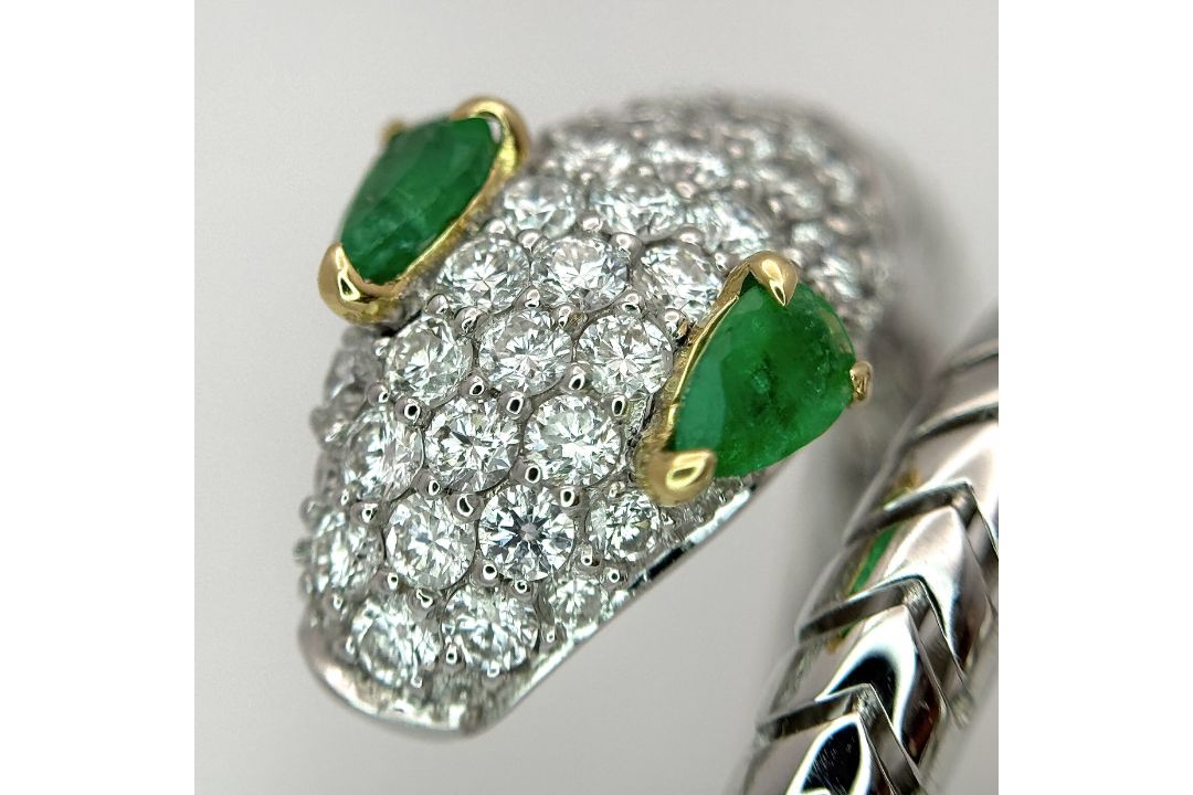 An 18K White Gold Diamond and Emerald Snake Ring. Emerald set eyes and round cut diamonds to the - Bild 5 aus 9