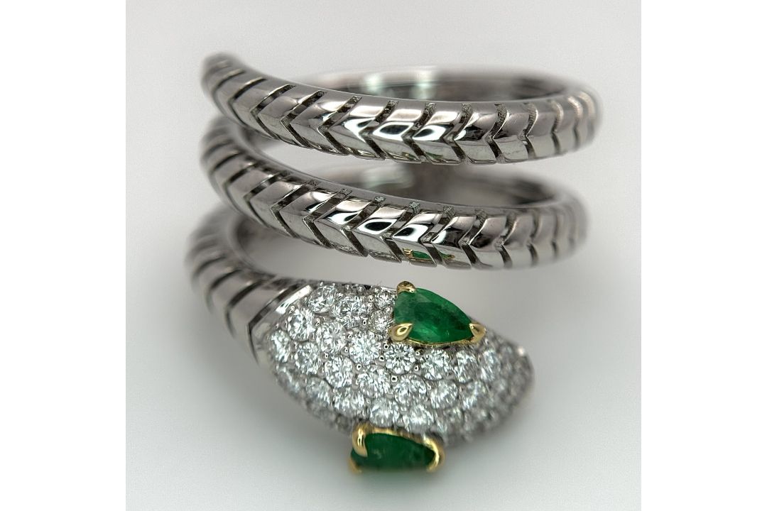 An 18K White Gold Diamond and Emerald Snake Ring. Emerald set eyes and round cut diamonds to the - Bild 7 aus 9