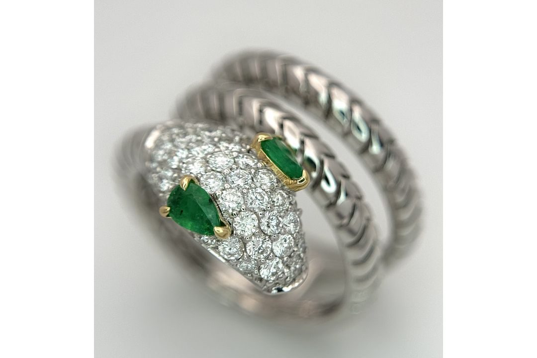 An 18K White Gold Diamond and Emerald Snake Ring. Emerald set eyes and round cut diamonds to the - Bild 2 aus 9