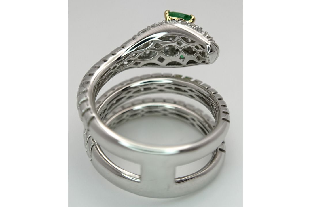 An 18K White Gold Diamond and Emerald Snake Ring. Emerald set eyes and round cut diamonds to the - Bild 8 aus 9