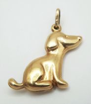 A 9K YELLOW GOLD, SEATED DOG / PUPPY CHARM / PENDANT. 1.1G. SC 6003