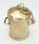 A 9K YELLOW GOLD, DUSTBIN / TRASH CAN CHARM / PENDANT. LID COMES OFF AND IS ATTACHED BY A CHAIN. 3.