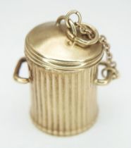A 9K YELLOW GOLD, DUSTBIN / TRASH CAN CHARM / PENDANT. LID COMES OFF AND IS ATTACHED BY A CHAIN. 3.