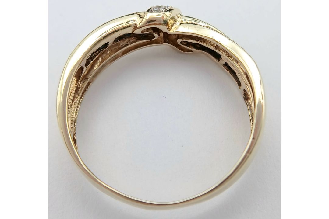 A 9K YELLOW GOLD, DIAMOND AND SAPPHIRE SET, TWIST DESIGN RING. 2.9G. SPSA 7005 - Bild 4 aus 5