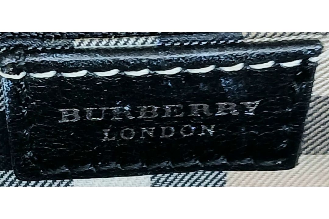 A Burberry White Leather Barrel Handbag. White grained leather exterior with silver-tone hardware, - Bild 11 aus 14