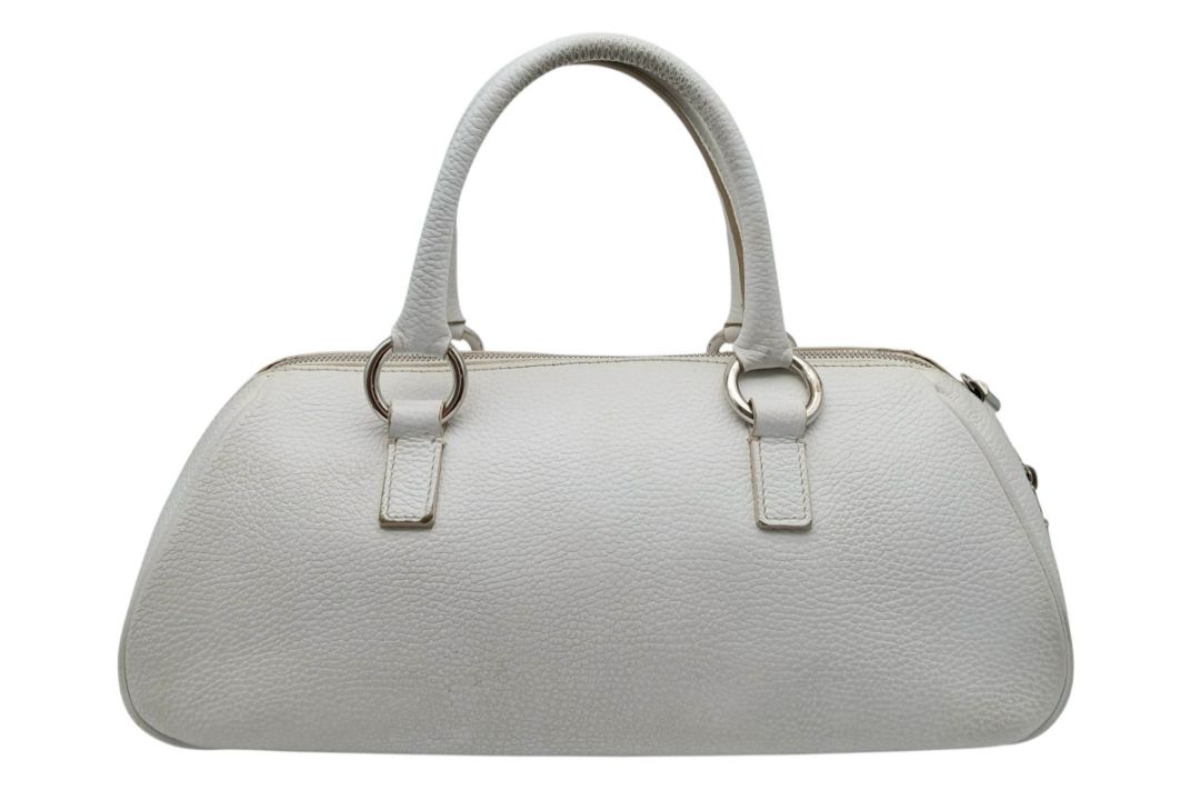A Burberry White Leather Barrel Handbag. White grained leather exterior with silver-tone hardware, - Bild 4 aus 14