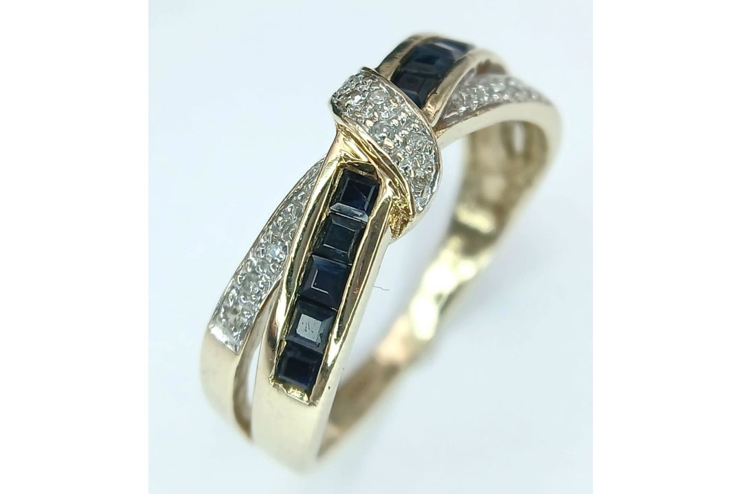 A 9K YELLOW GOLD, DIAMOND AND SAPPHIRE SET, TWIST DESIGN RING. 2.9G. SPSA 7005 - Bild 2 aus 5