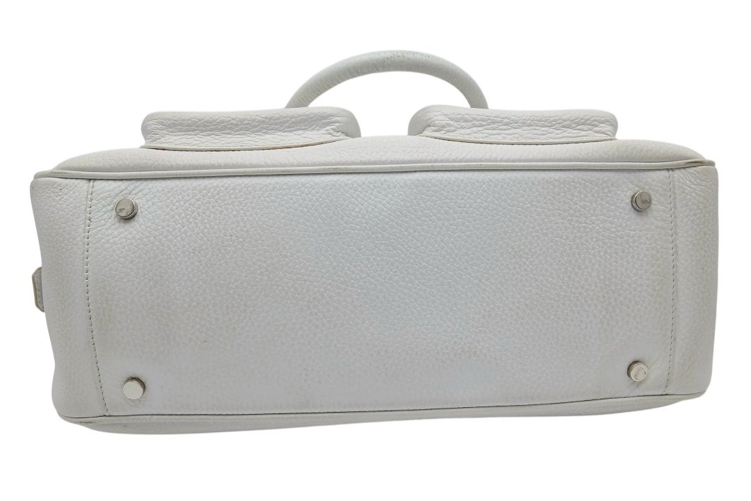 A Burberry White Leather Barrel Handbag. White grained leather exterior with silver-tone hardware, - Bild 8 aus 14