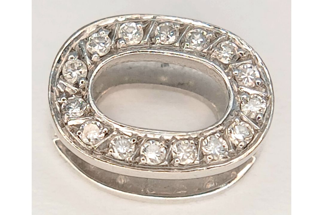AN 18K WHITE GOLD, DIAMOND SET, INITIAL O PENDANT. 1.4G. SC 7055 - Bild 2 aus 4