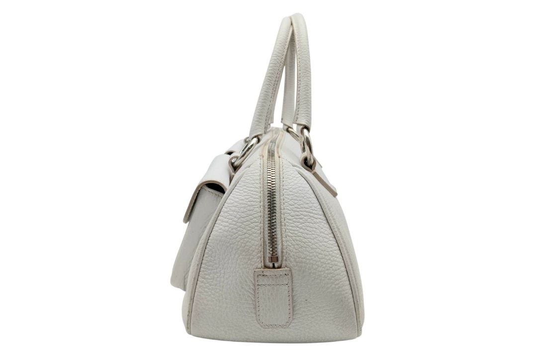 A Burberry White Leather Barrel Handbag. White grained leather exterior with silver-tone hardware, - Bild 5 aus 14