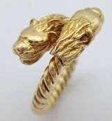 AN 18K YELLOW GOLD, DOUBLE LIONS HEAD, TWISTED ROPE DESIGN RING. 9.1G, SIZE K/L. SC 7083