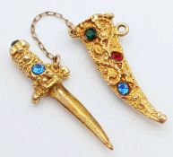 A 9K Yellow Gold, Multi-Coloured Stone Set Dagger Pendant/Charm. Retractable. 3.5cm. 3.4g total