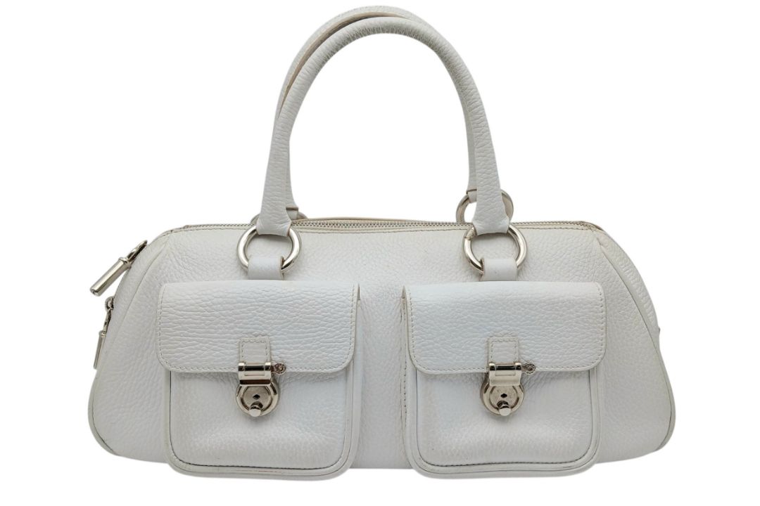 A Burberry White Leather Barrel Handbag. White grained leather exterior with silver-tone hardware, - Bild 1 aus 14