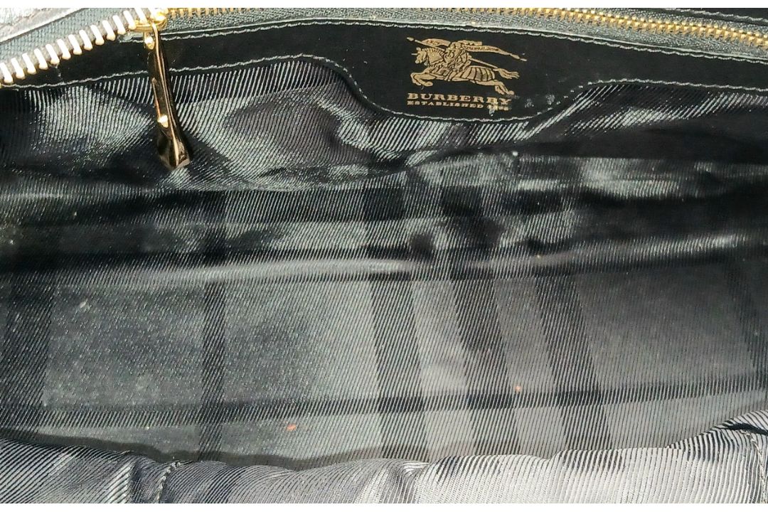 A Burberry Black Quilted Leather Manor Bag. Black leather exterior with diamond-quilted panels, - Bild 7 aus 13