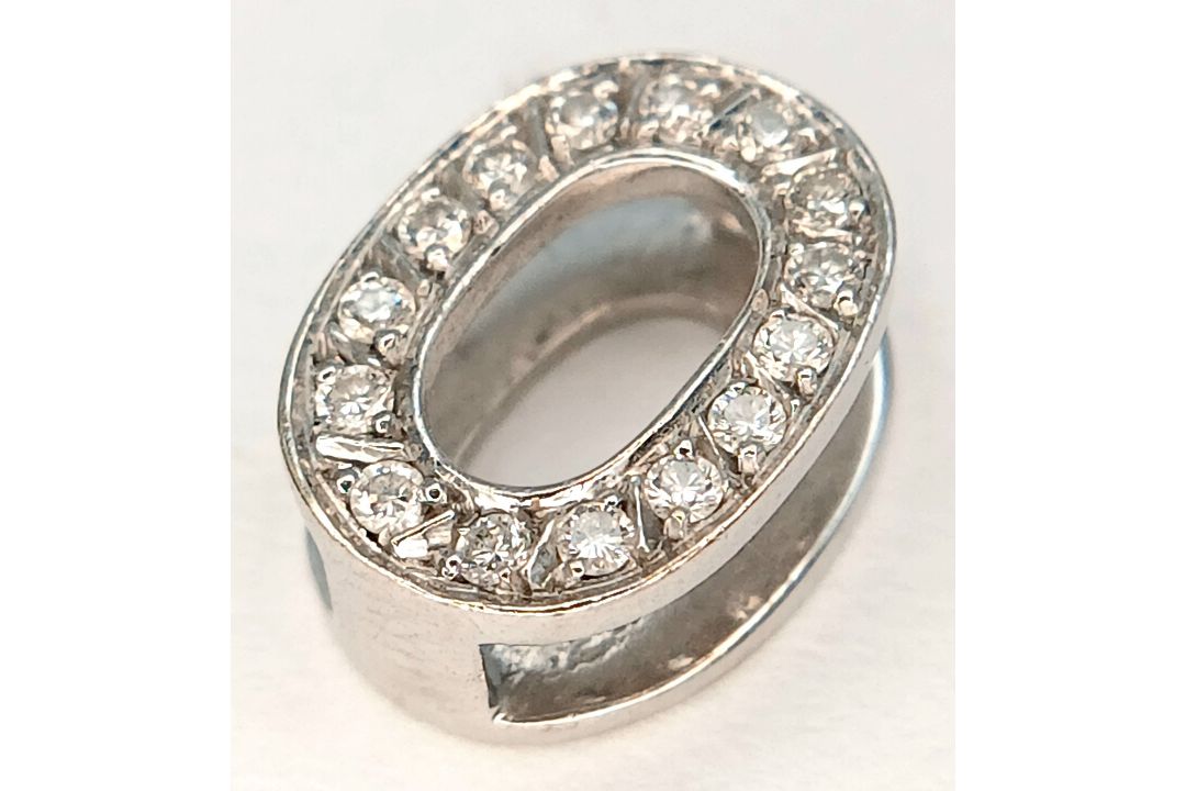 AN 18K WHITE GOLD, DIAMOND SET, INITIAL O PENDANT. 1.4G. SC 7055 - Bild 1 aus 4