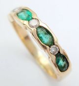 AN 18K YELLOW GOLD, DIAMOND AND EMERALD RING. 4.1G, SIZE R. SC 7056
